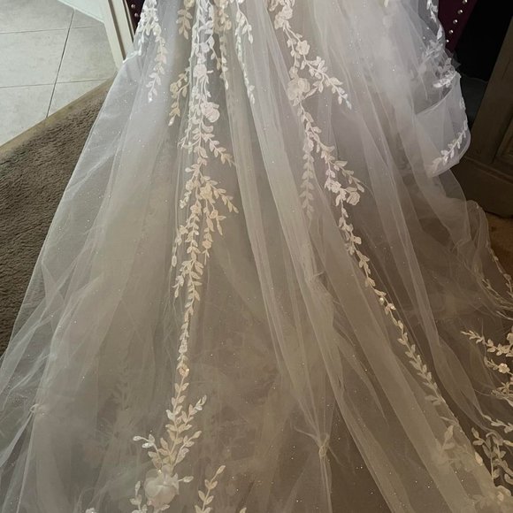 Calla Blanche Lilia Wedding Dress with Matching Cathedral Veil - Picture 11 of 12